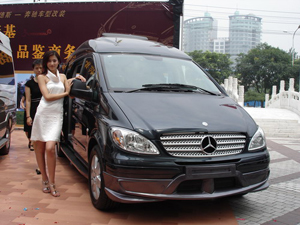奔馳商務房車系列在京上市，豪華科技引領出行新風尚
